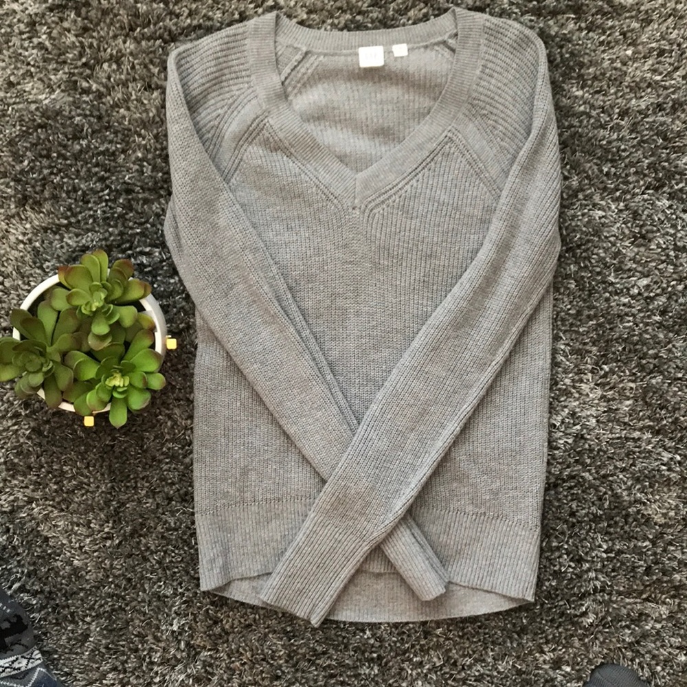 EUC GAP Gray V Neck Knit Ribbed Sweater